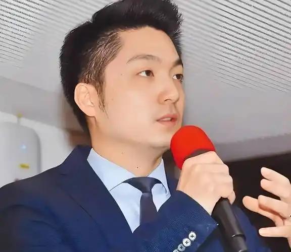 两蒋的棺材在台湾放了五十多年还没入土，蒋家后人想自费迁回大陆安葬，可蒋万安这个当