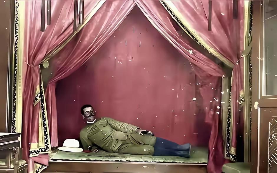 落后就要挨打，永远的教训！
八国联军闯进紫禁城，一个德国军官躺在龙床上，这一幕被