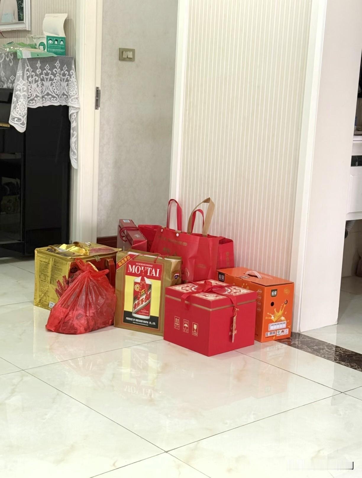 大连襟家女儿的男朋友上门了，整整备了十样礼物，图个十全十美的好寓意。
 
礼物都