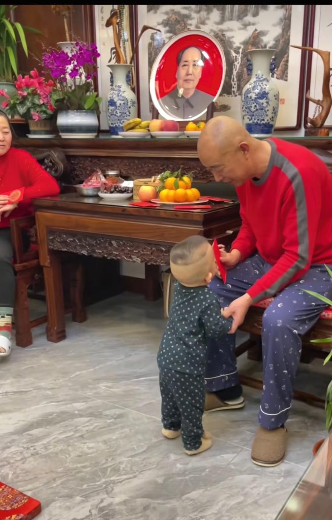 刚才无意间刷到一个拜年视频。几个小朋友正用头磕着盆，童言稚语地给爷爷奶奶送祝福，