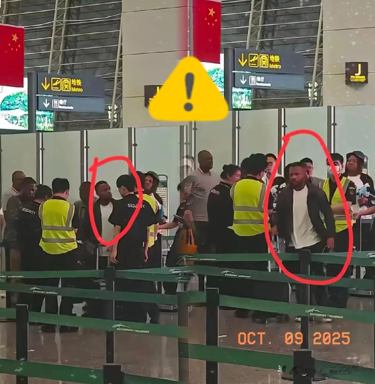 白云机场，一名外国旅客，准备登机，行李有点超重，被工作人员礼貌的拦下，没想到，旅