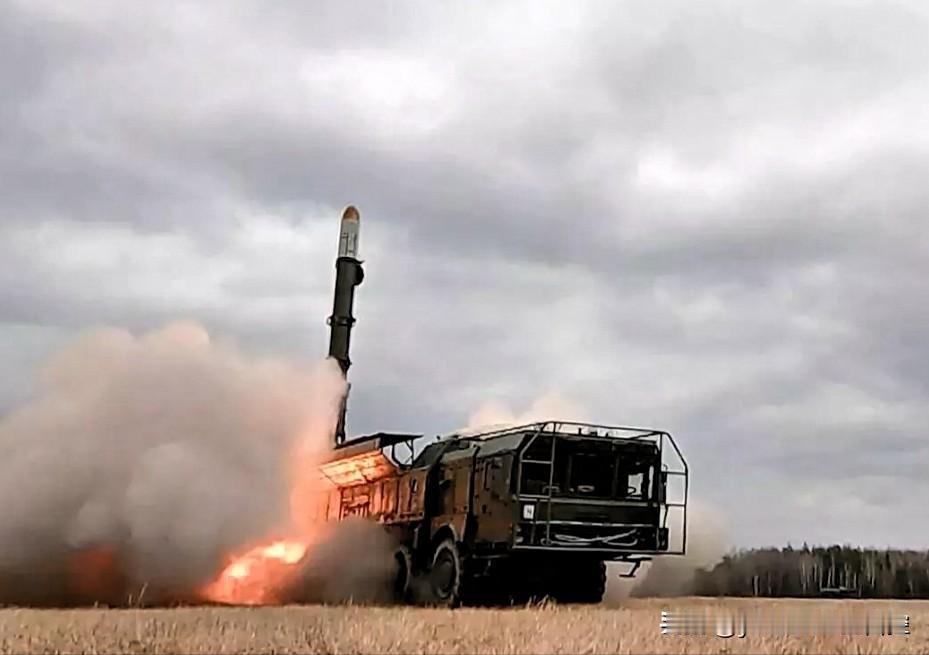 【俄乌凌晨互射导弹】
    乌克兰军方13日表示，俄军今天凌晨向乌克兰25枚“