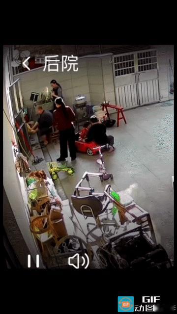 “太吓人了！”一家人在后院里煮饭，煤气罐突然倒地冒烟起火了，火瞬间冲的老高，一家