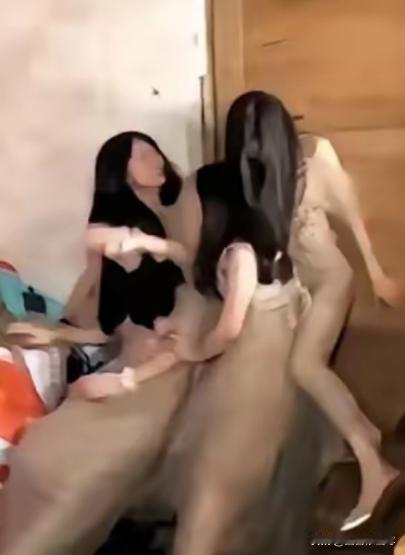 堪称自作自受！一场接亲现场，5 名伴娘堵门索要红包，每人 999 元。新郎认为要
