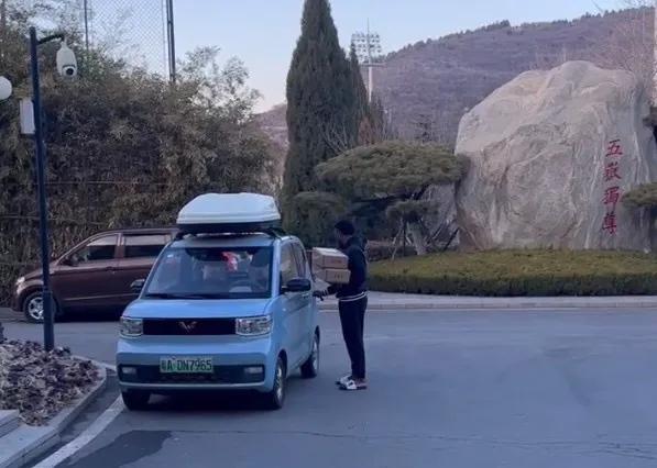 小摩托昨天出门拿快递，并且灵活自如的坐上五菱神车的画面被球迷捕捉到。
费南多在亚
