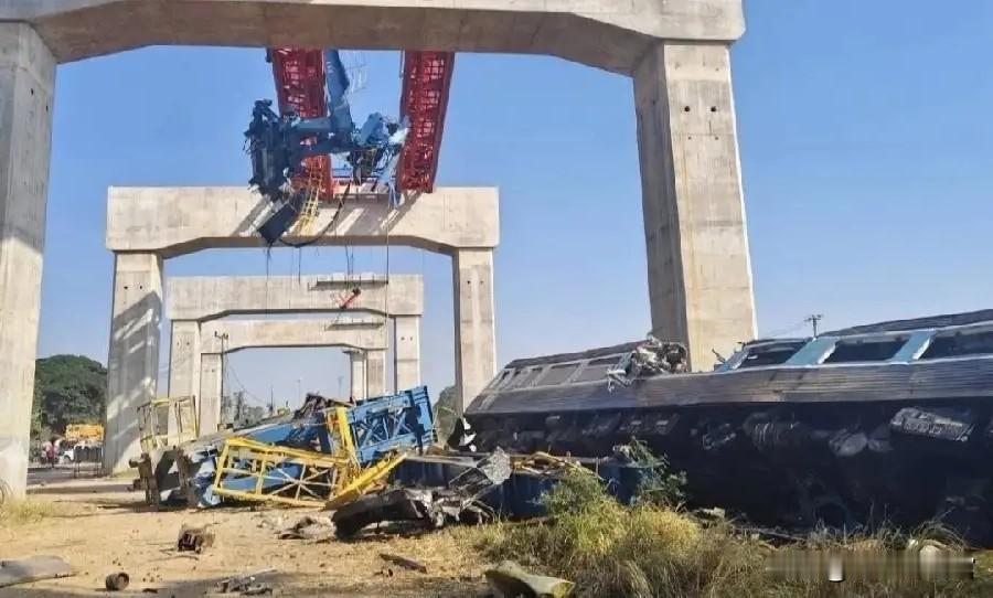 泰国在建铁路事故已致29死 泰国这在建铁路事故太惨烈了！1月14日上午，呵叻府一