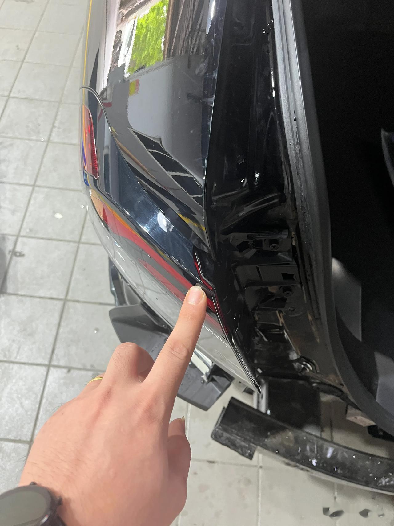 又尝鲜了，最新11代雅阁的尾灯
这才上市没几个月吧，就有配件需求了
应该是不小心