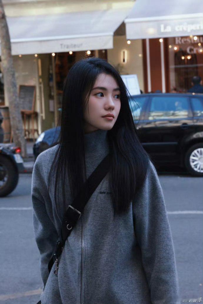 刘浩存在巴黎当韩剧女主不管怎样，刘浩存这个长相，我只想说，不亏大导挑出来的， 