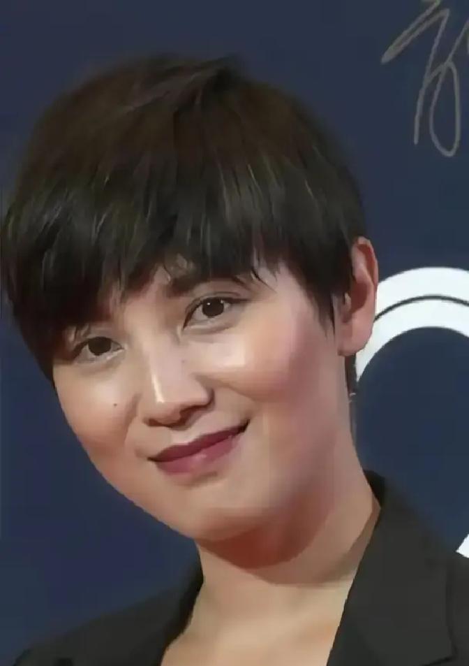 宋佳剃的不是头发，是一道算术题。
你以为她在牺牲颜值？
剧组用的0.2毫米推子，