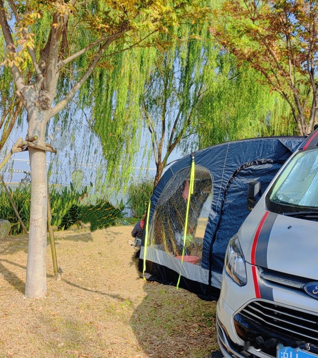 分享我这周有趣的事： 露营札记。
逃离钢筋水泥的森林，驱车驶向郊外淀山河畔。当帐