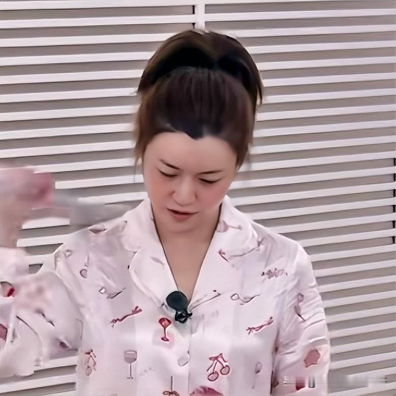 我身边有个朋友很像陈妍希
我们好归好
但我永远不会去她家，不是因为她不欢迎，而是
