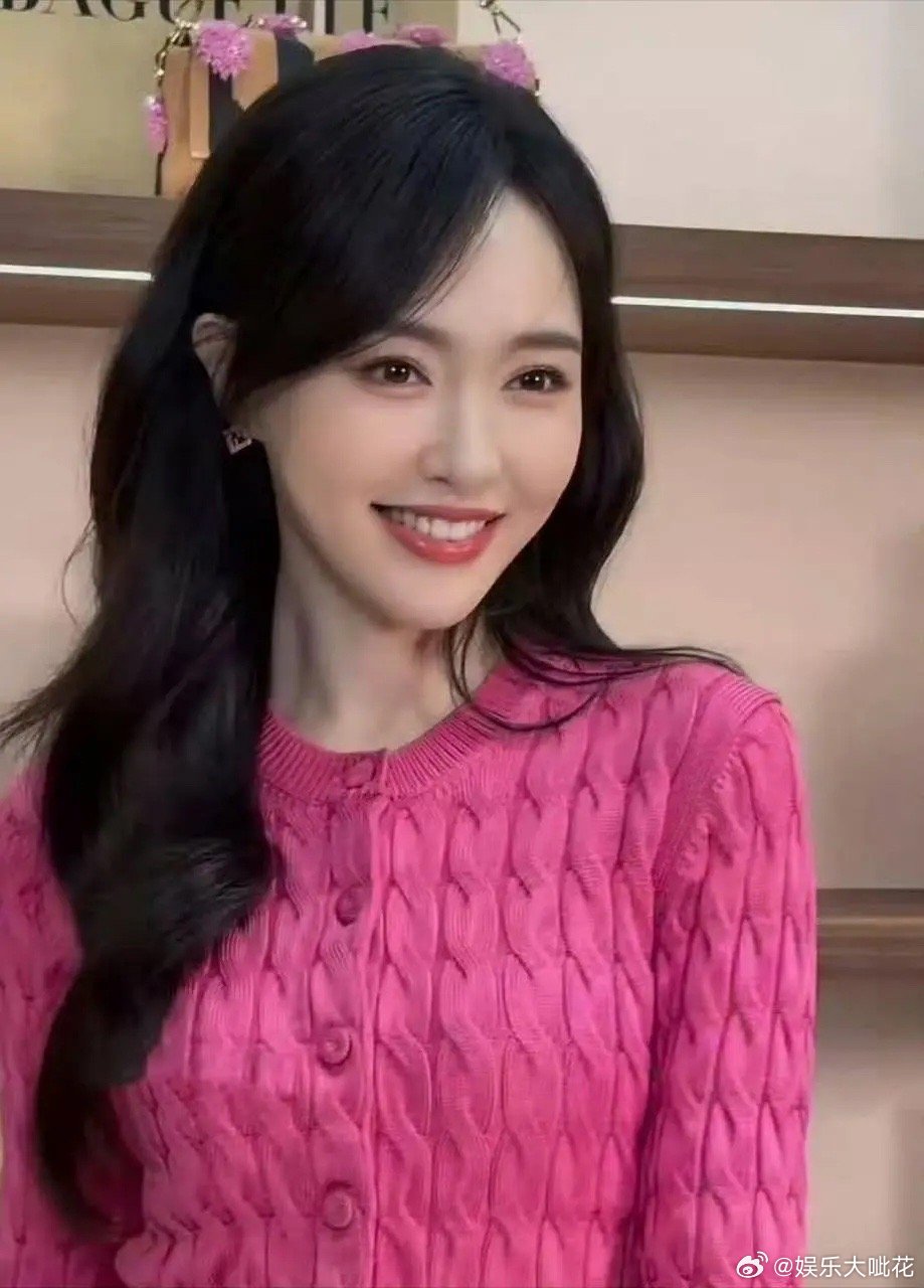 唐嫣今天出席活动好美啊状态真的太好了 不光是皮肤 精气神和眼神更好！ 