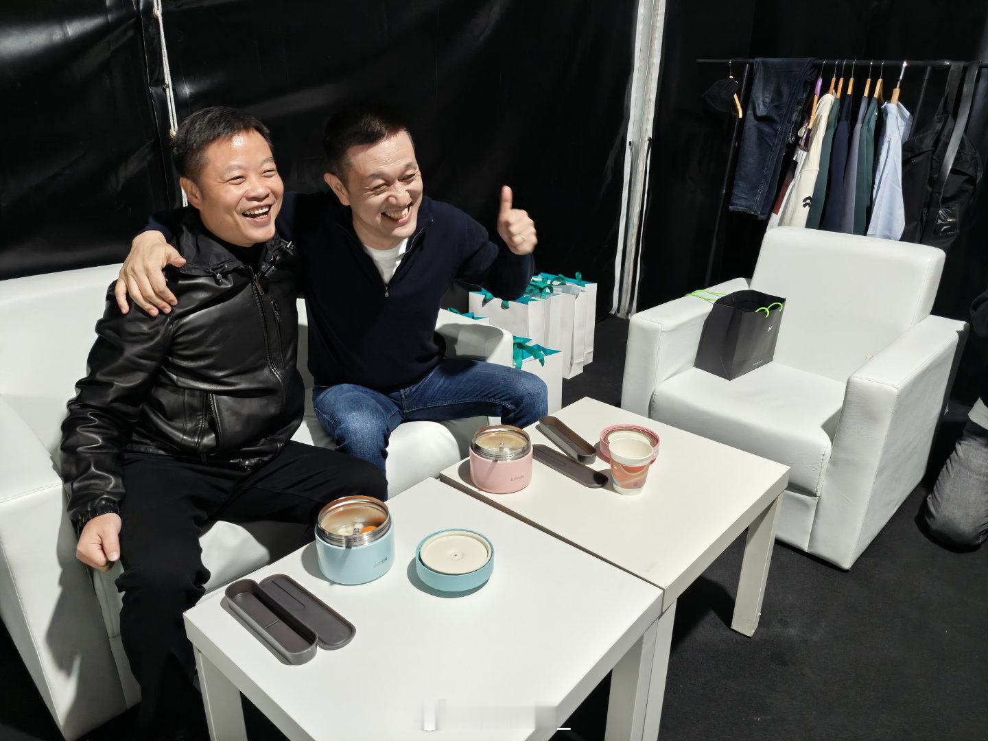 李斌何小鹏互相评价诶嘛，又同框了～惺惺相惜的感觉真不戳大师兄参加央视《对话》节目