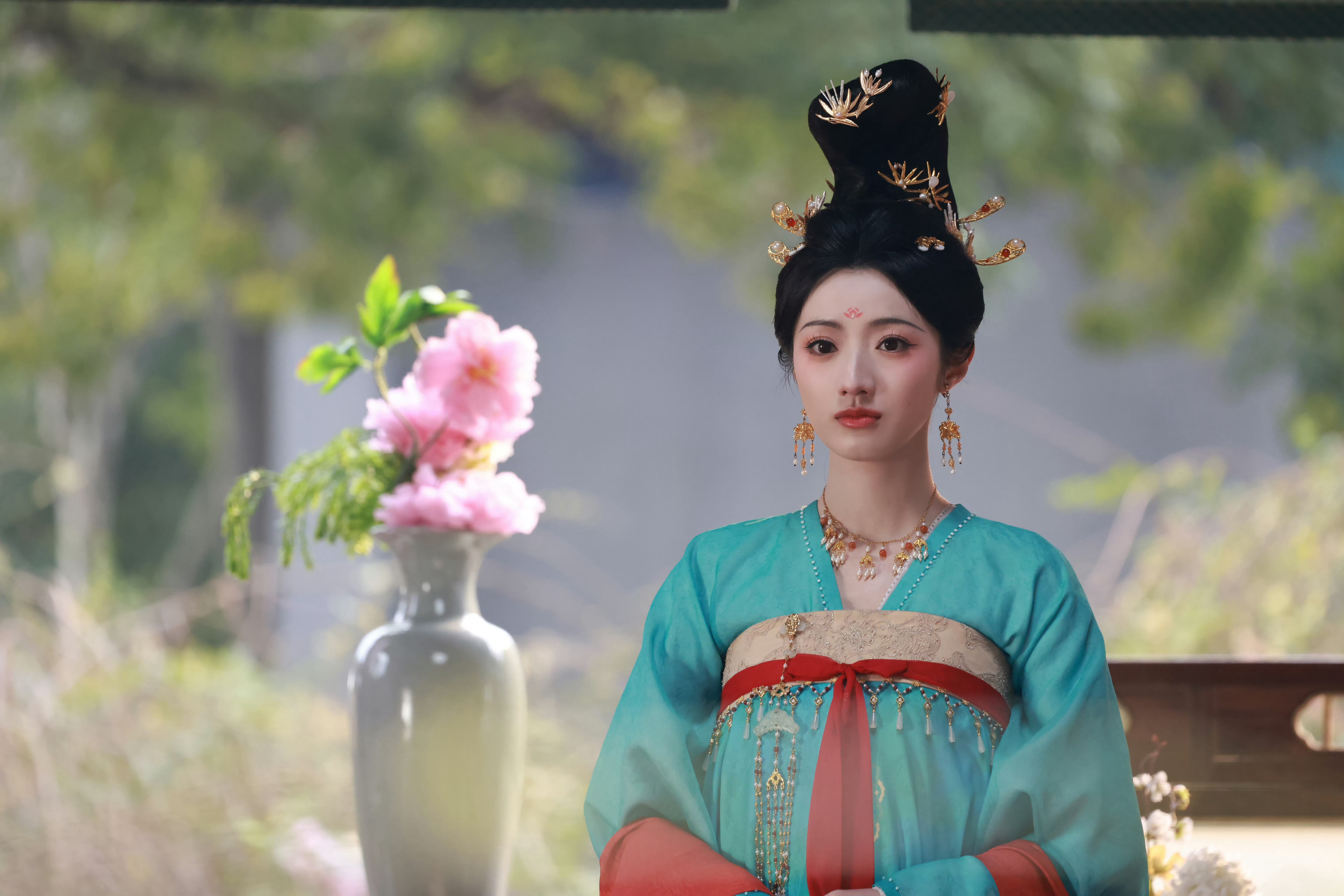 这套蓝衣也不错～～～黄羿 《盛世天下》伍元照▷剧照-蓝衣（蓝红） 