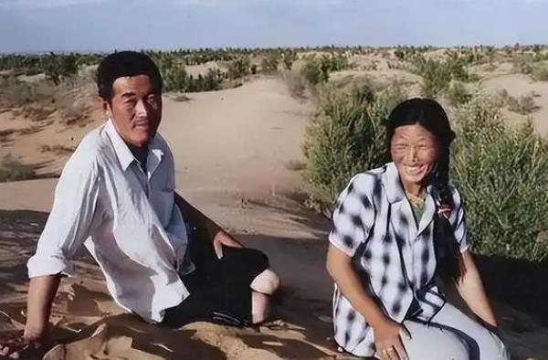 1985年，年仅19岁的殷玉珍被父亲狠心下嫁给毛乌素沙漠的白万祥。新婚之夜，白万