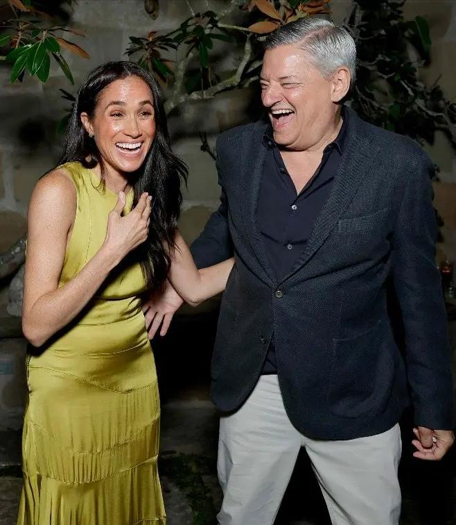 梅根马克尔专属的低头哈腰脸！[捂脸]
每次她装痴卖傻都是这副表情，超准的！
图1