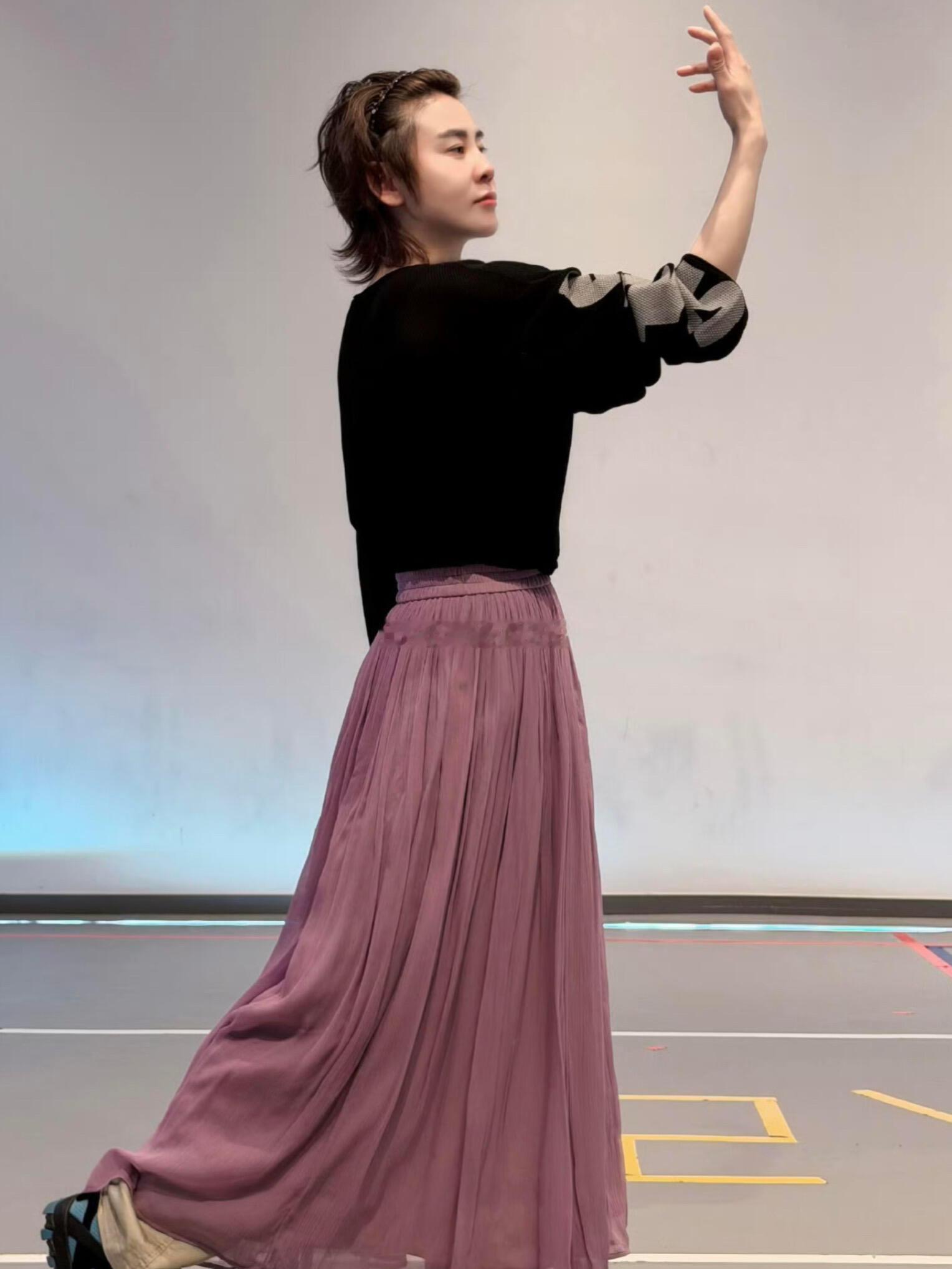 同一件衣服对比王濛瘦了好多王濛到底瘦了多少谁能想到是同一件衣服啊，之前合身现在松