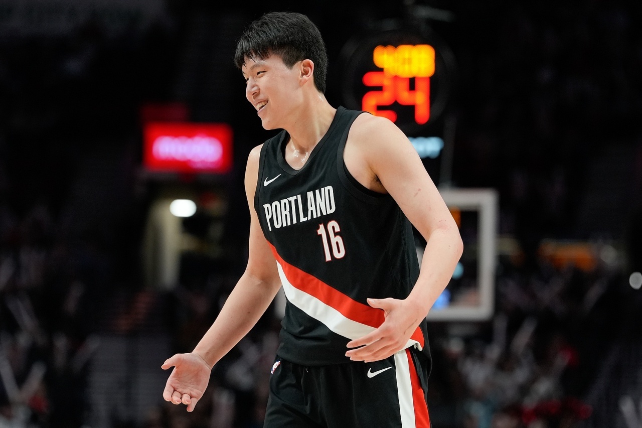 开拓者因违规接触杨瀚森被罚款 这……名记Shams报道，开拓者因在选秀前两年（2