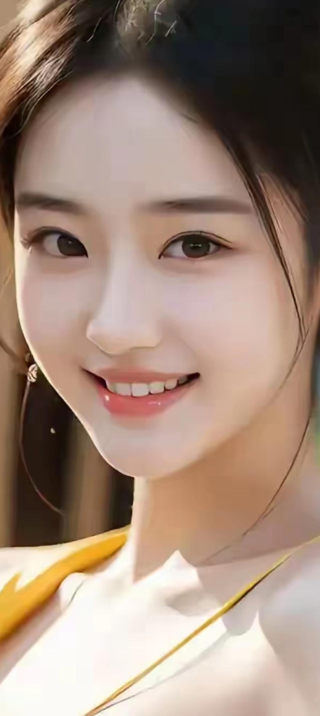 微笑的少女，阳光洒在肩上，温暖如春。