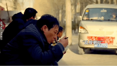 张颂文在《我最特别的朋友》里面真的是绝不内耗，能动手绝不动口，看得我神清气爽，搞