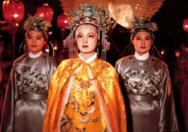 贾家被抄家的根本原因，就是贾元春省亲，可惜贾家没懂皇帝的用意。在白茫茫一片大地真
