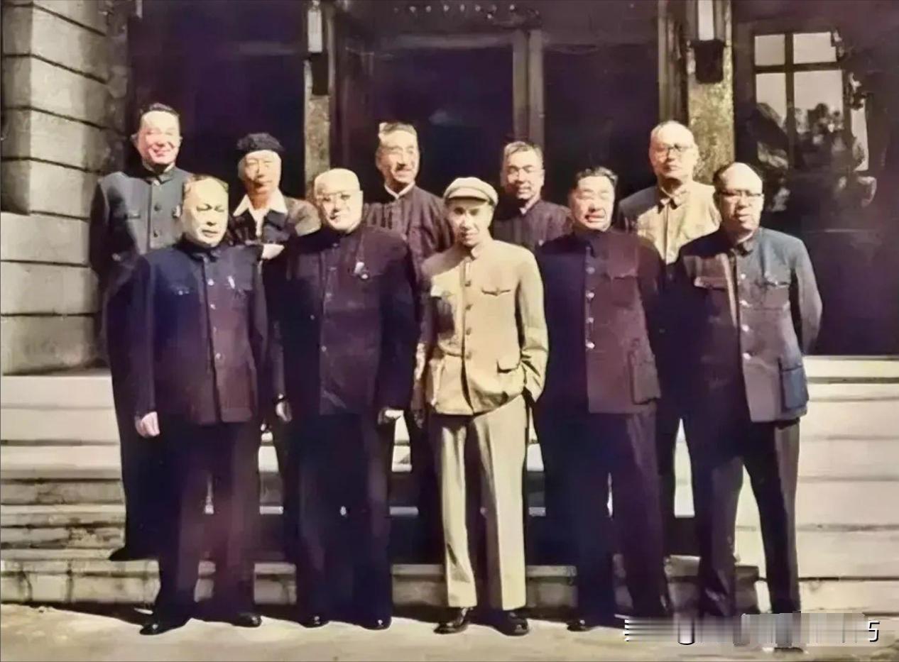 1962年，开国八大元帅齐聚，才有了这样难得及其八大元帅的合影。

照片中，林彪