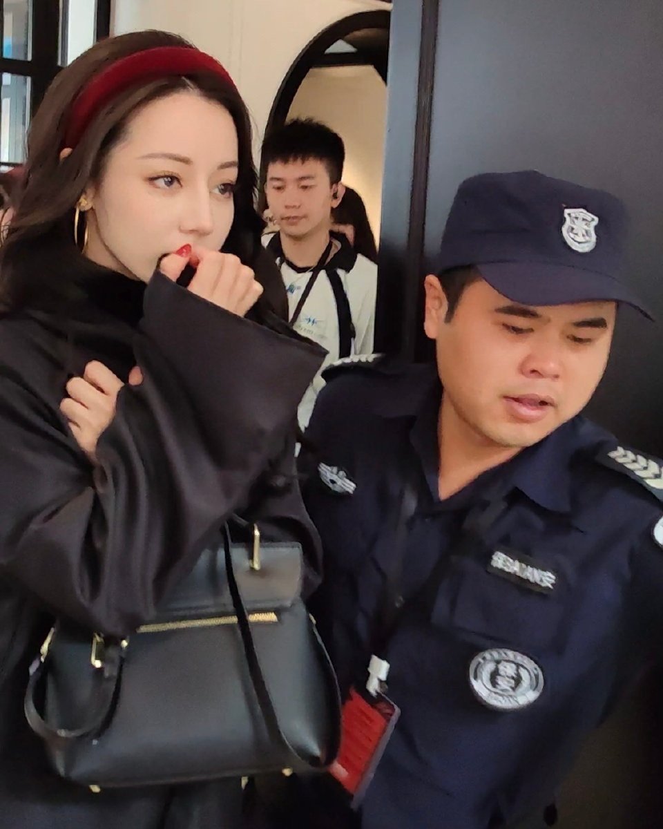 #迪丽热巴留洋千金回国#气质高贵的大小姐驾到通通闪开[爱慕]​​​