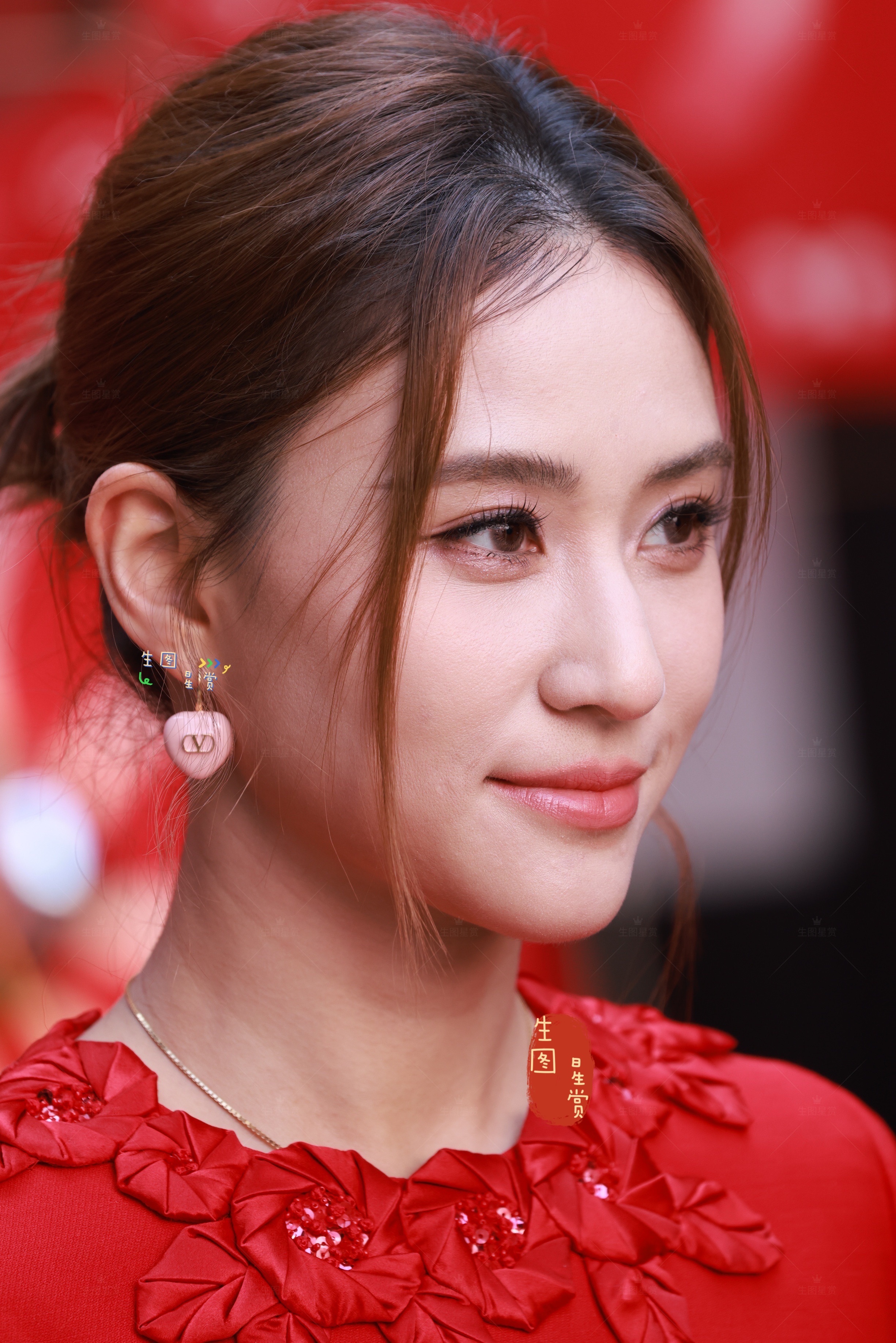 何超莲华伦天奴活动怼脸拍最美不过中国红❤️❤️ 