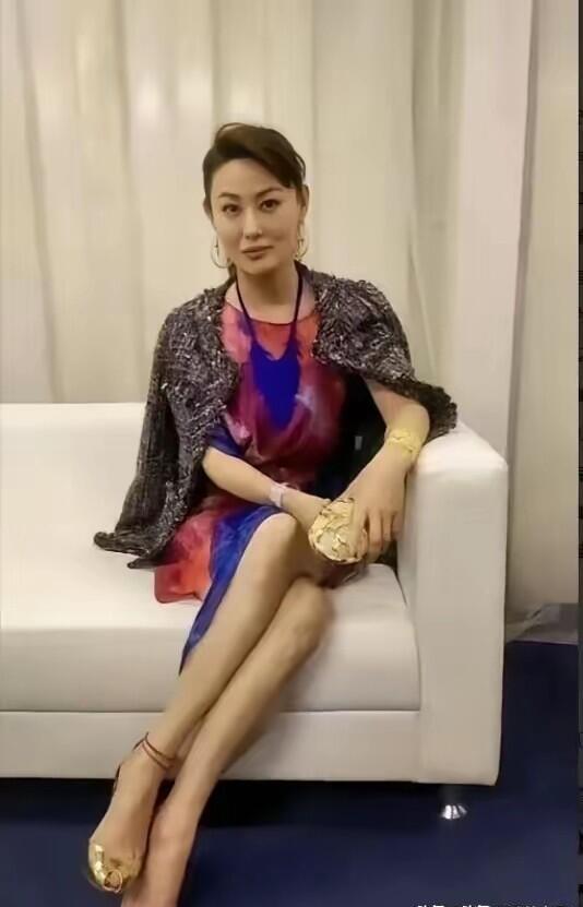 她的衣品特别好，简约大方的穿搭也很有女人味，50多岁看起来就像40岁，身材还比较