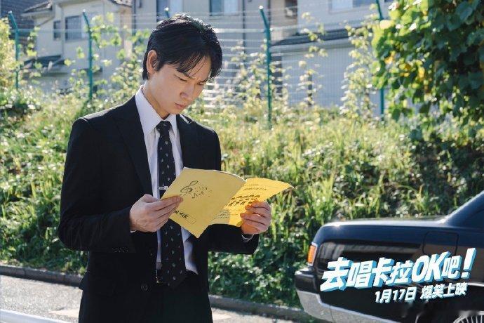 当硬汉绫野刚遇上毒舌唱歌天才  看《去唱卡拉 OK 吧！》，绫野刚一出场就锁定视
