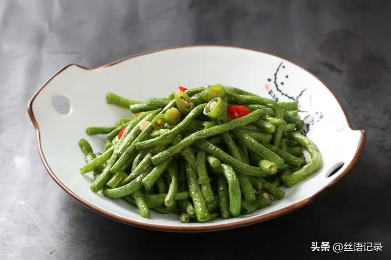 现在七点多点
天快黑了
又到了晚饭的时间
今晚上
想吃蒸豆角
今天早上买了两把豆
