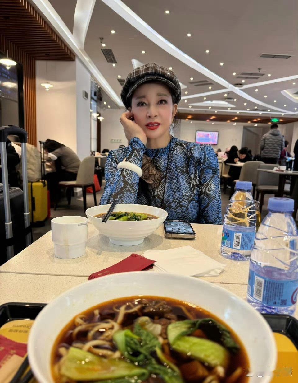 刘晓庆这状态也太绝了！说她年龄虚报了都有人信，怎么能保持得这么年轻有活力！ 