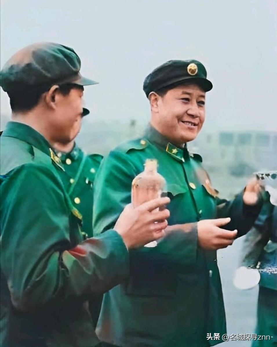 1938年，新四军司令陈世俊去买烟。结账的时候，他不经意看了一眼看店老头的手腕，