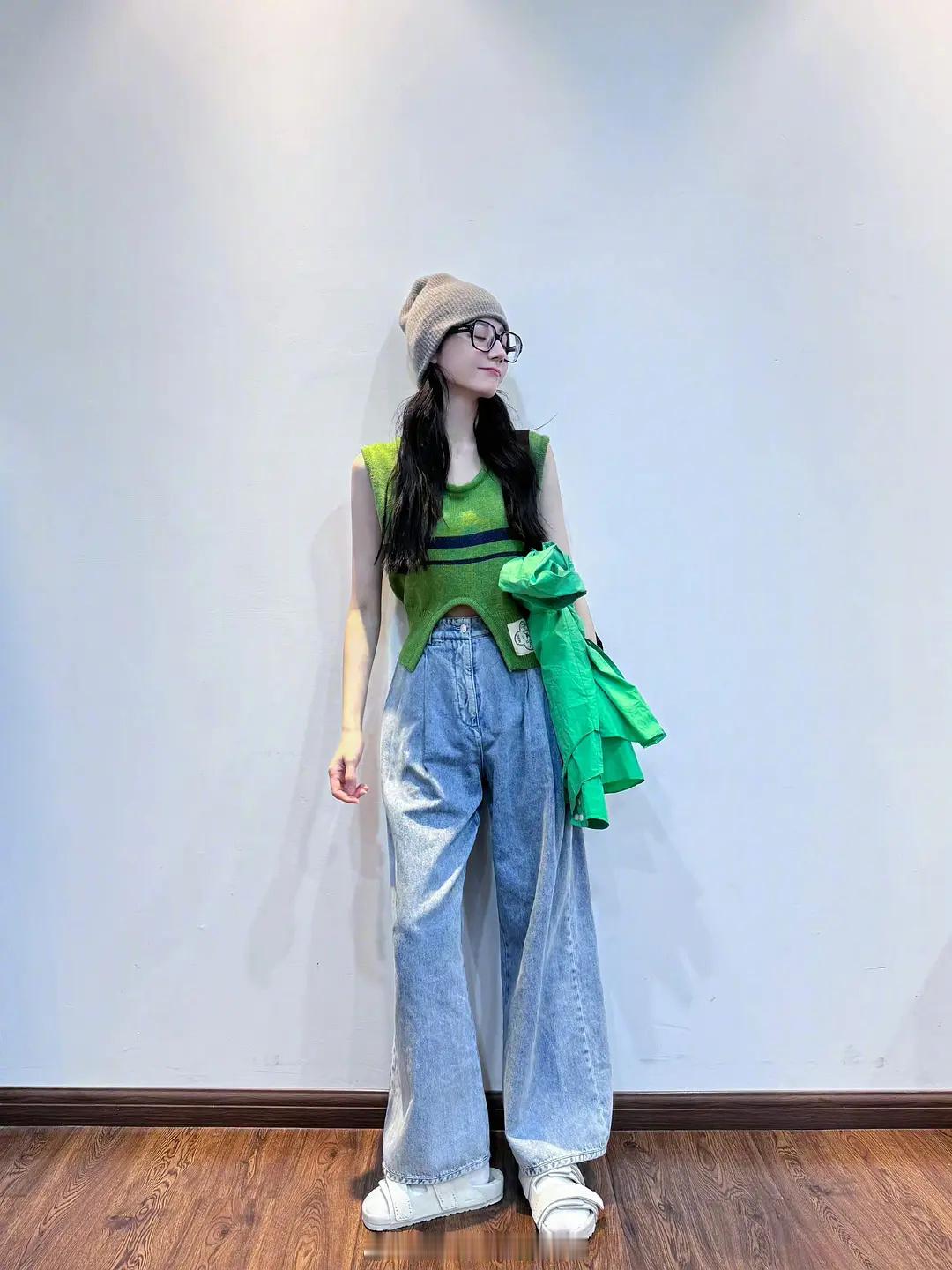 迪丽热巴营业，私服还是蛮清新的，美女多营业 ​​​