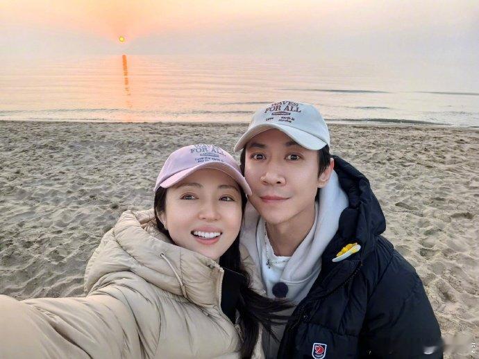 张维伊帮董璇擦嘴 这就是藏在日常里的小浪漫吧！董璇吃得投入又开心，张维伊的关注点