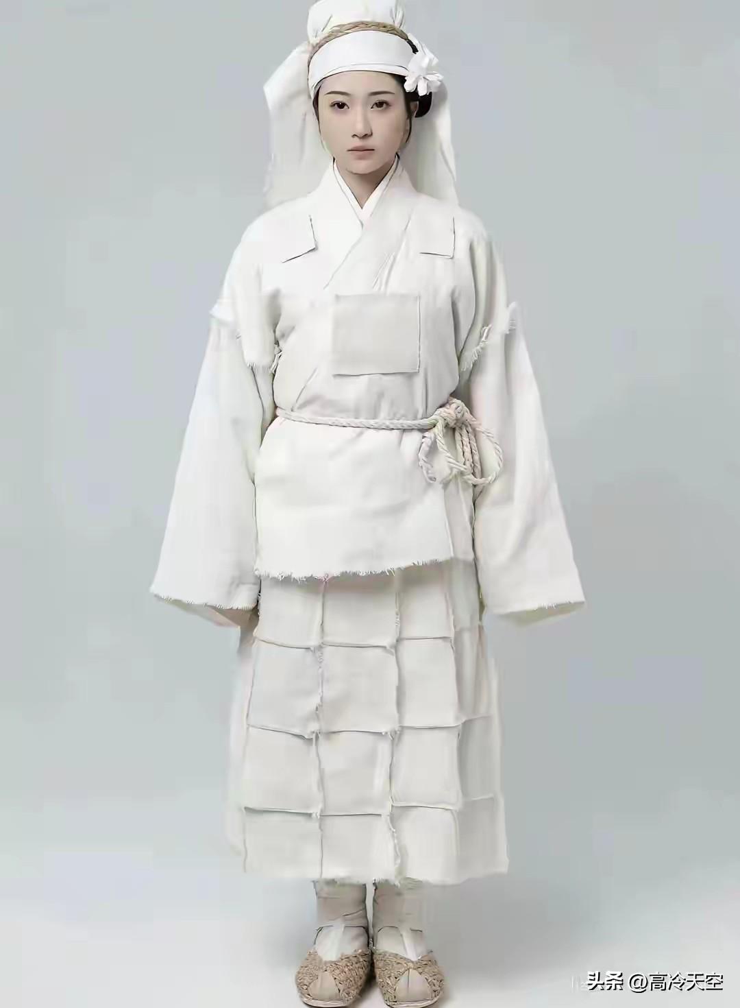 三观尽毁！高奢“殡葬风”穿搭彻底刷屏，全网直接炸锅。
 
白麻布、孝帽、肃穆版型