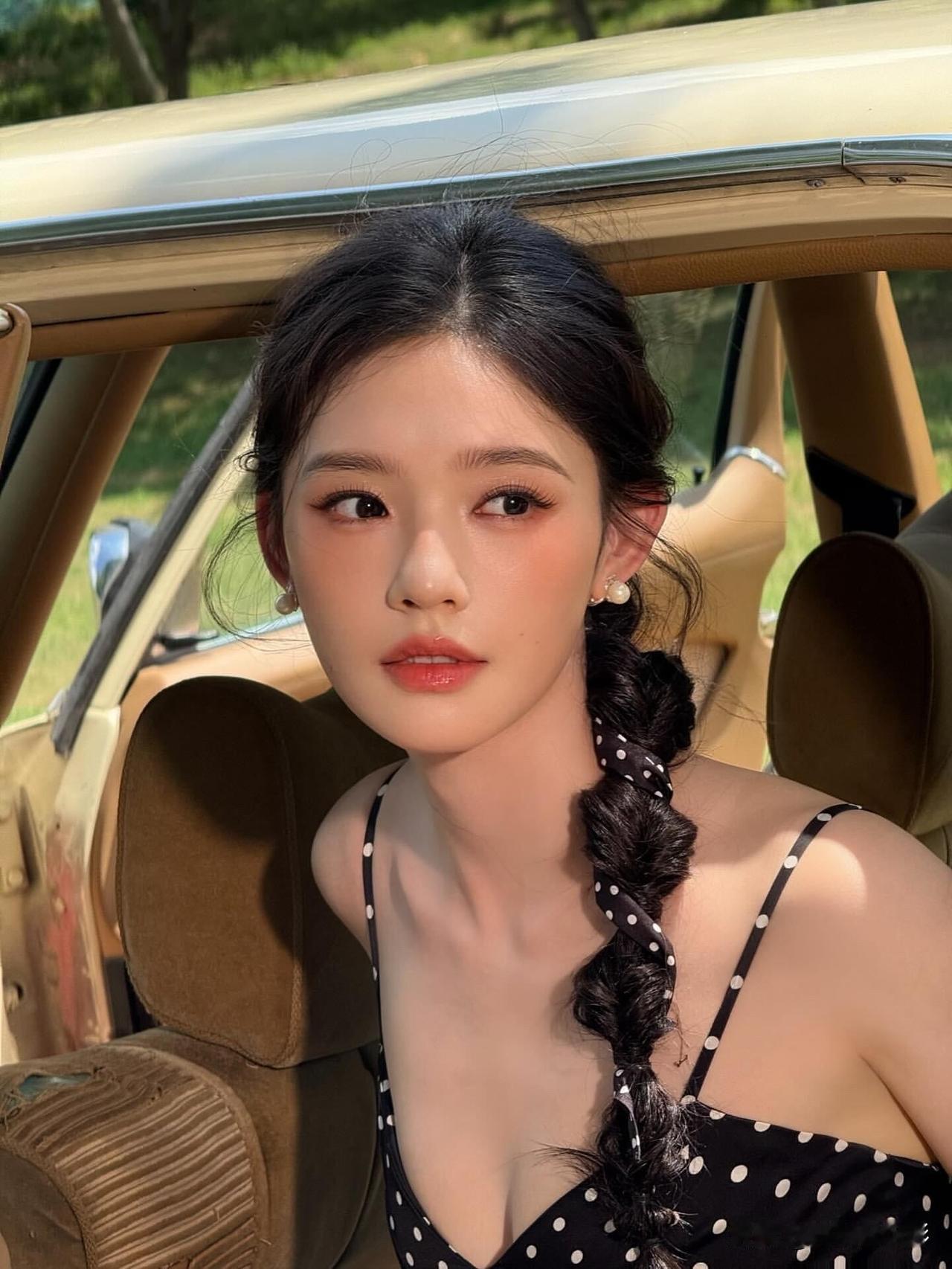 影视署名新规出台，影视剧需优先标注演员本名，林允今后出镜都要标注费霞。曾经清冷疏