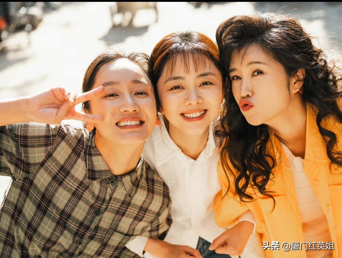 电视剧《我的山与海》播出过半
两个男、女配角反而更加出彩
一个是王劲松扮演的养父