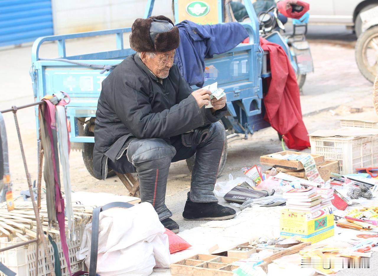 我买了八旬老人200斤萝卜，花了100块钱，回家后，我老婆整理萝卜时，发现里面有
