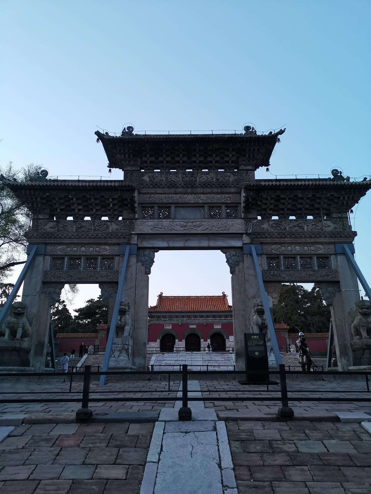 晚上去沈阳北陵公园漫步，那感觉老得劲儿了。一进公园，静谧的氛围就扑面而来，月光洒