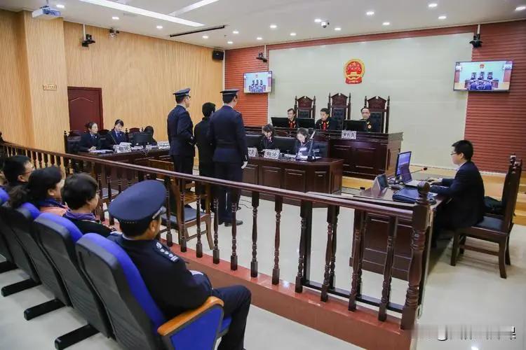 黑龙江，一男子因乱罚款、受贿等行为，被同事联名举报，为此受到了严厉处罚，男子对此