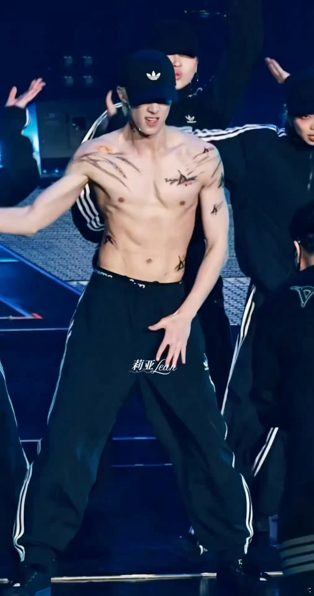 王鹤棣 我的身材很曼妙王鹤棣今日演唱会出图🈶！！这倒三角身材真的绝！！这肌肉没