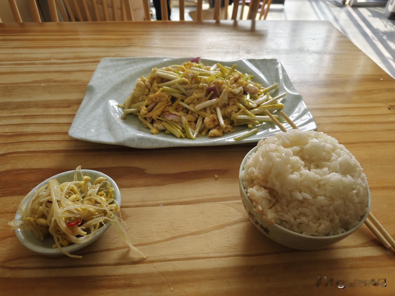 今天中午蒜黄炒鸡蛋，配米饭，真好吃😋。