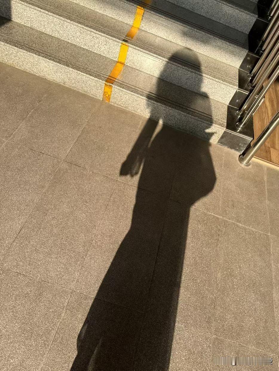 生活或许微苦，但你可以成为那一点甜。
今早特意绕了两公里路去巷口买热乎的糖炒栗子