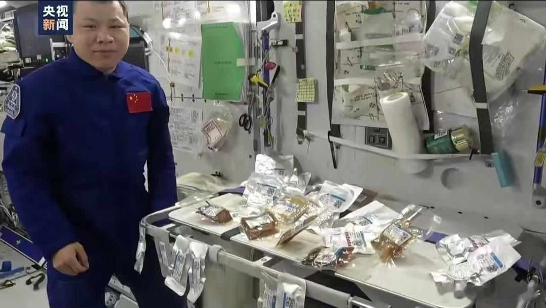 航天员晒中秋大餐神20乘组送来宇宙级中秋祝福三位航天员也送上甜甜的祝福：“祝大家