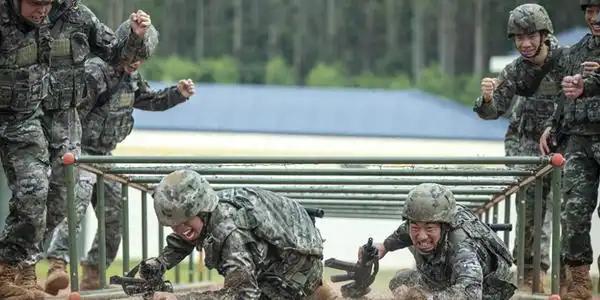 你知道中国军队，哪个兵种的训练强度最高吗？究竟谁才是真正的“体能卷王”，为何训练