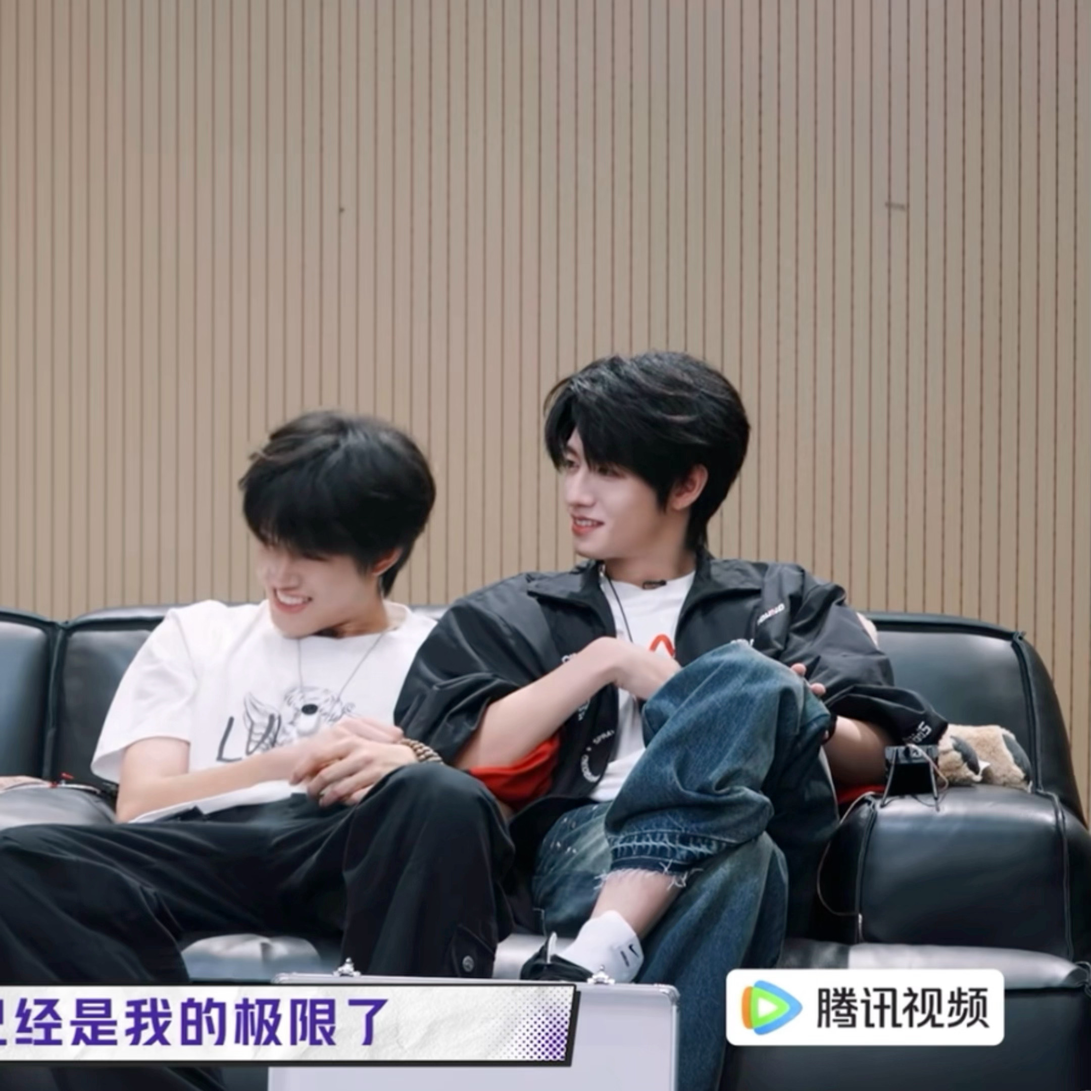 不中了 这个老几一起身把朱志鑫也带起来了太喜感了 ​​​