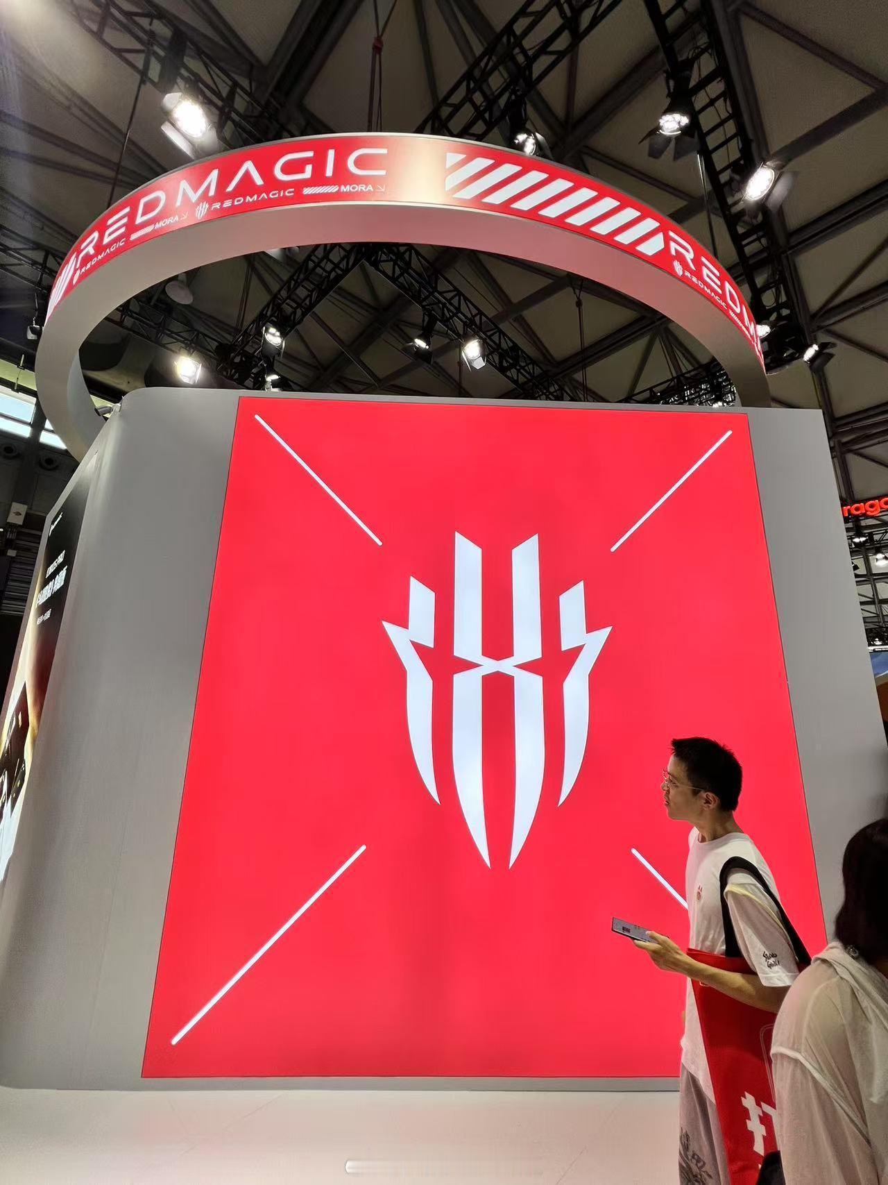 逛 2025 ChinaJoy，红魔展台是个不容错过的地方。​现场最吸睛的当属红
