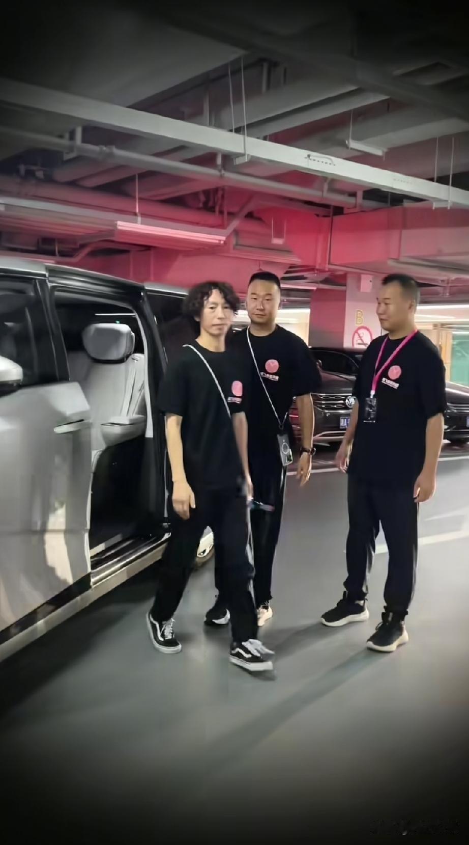 庞麦郎确实也是好起来了。出场那阵仗羡煞旁人，俩彪形大汉一左一右护着，专车接送确实