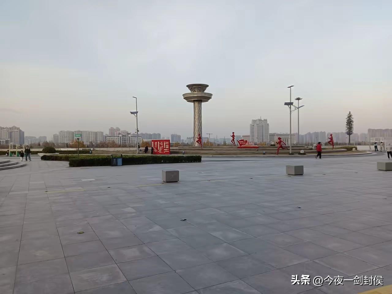 2024年汪苏泷郑州演唱会。
我跟前女友就站在奥林匹克体育中心场馆门口。
其实我